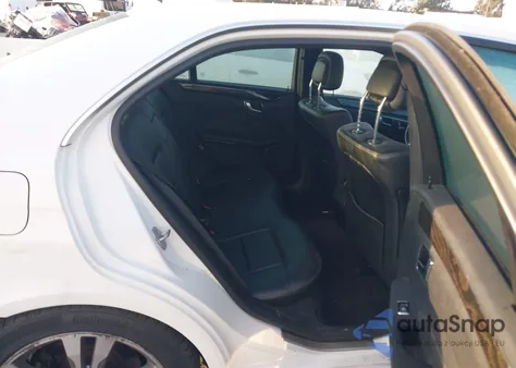 2015 Mercedes-Benz E 350 z USA, uszkodzony, nr VIN WDDHF5KB7FB124900